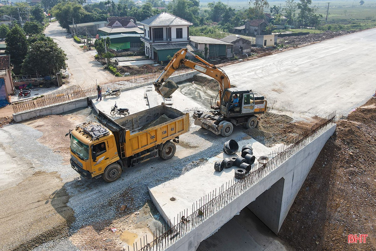 Anh Ngô Văn Thuấn - Phó Chỉ huy công trường Tổng Công ty 319 (Bộ Quốc phòng) cho biết: “Điều kiện mưa lớn thì công việc phải tạm hoãn, nhưng khi mưa nhỏ hoặc tạnh mưa là nhanh chóng thi công trở lại. Chúng tôi xác định từ nay đến cuối năm là thời điểm nước rút, vì vậy, mọi công việc đang được triển khai đồng bộ, gấp rút, đáp ứng yêu cầu đề ra của chủ đầu tư”.