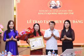 Trao tặng Huy hiệu 30 năm tuổi Đảng cho đảng viên thuộc Đảng bộ HĐND tỉnh