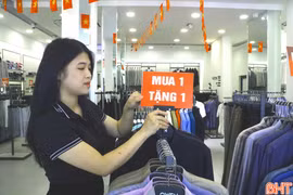 Anh Trần Hữu Thái (xã Cẩm Xuyên) bốc thăm và trúng phiếu mua áo polo với giá ưu đãi 29.000 đồng tại cửa hàng Savani Cẩm Xuyên (xã Cẩm Xuyên).