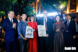 Lãnh đạo Việt Nam - Thụy Sĩ cùng hai Phu nhân dạo phố đêm hồ Hoàn Kiếm
