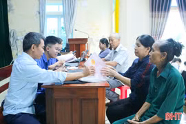 Đến nhà văn hóa thôn học kỹ năng số và tiếp cận dịch vụ công