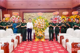 Đoàn công tác tỉnh Hà Tĩnh chúc mừng Bộ Tư lệnh Quân khu 4 