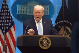 Tổng thống Trump cảnh báo đáp trả 'mạnh gấp 100 lần' nếu Iran tấn công