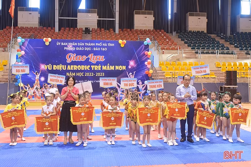 Trẻ mầm non Hà Tĩnh đáng yêu trong bài nhảy aerobic