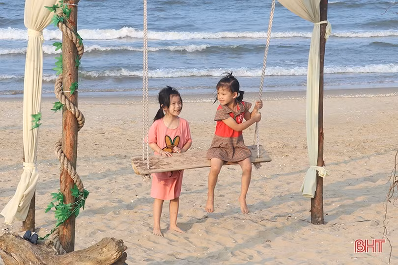 Nhiều điểm check-in đẹp mắt tại bãi biển Thạch Hải
