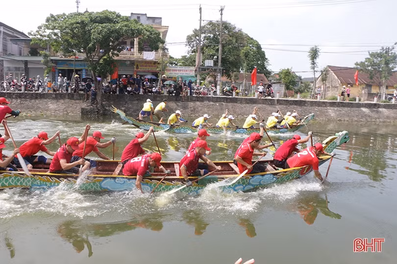 Đua thuyền truyền thống trên sông Cụt