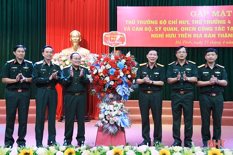 Ban Liên lạc Hội hưu trí Bộ CHQS tỉnh gặp mặt dịp kỷ niệm 30/4