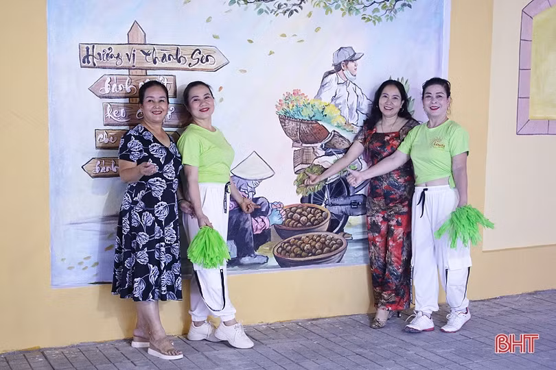Rất đông người dân đổ về phố chuyên doanh ẩm thực Nguyễn Du