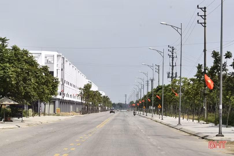 Thị xã Hồng Lĩnh gắn biển các công trình chào mừng những ngày lễ lớn