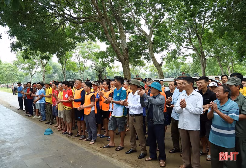 15 đội tranh tài đua thuyền trên sông Ngàn Phố