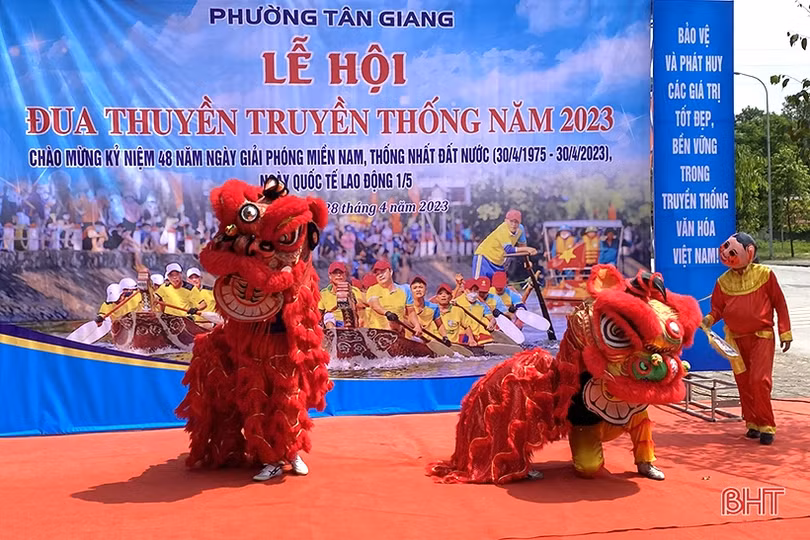 Đua thuyền truyền thống trên sông Cụt