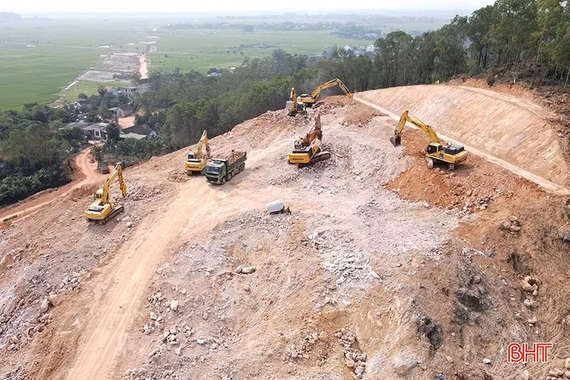 Nhộn nhịp trên công trường cao tốc Bắc - Nam qua Hà Tĩnh