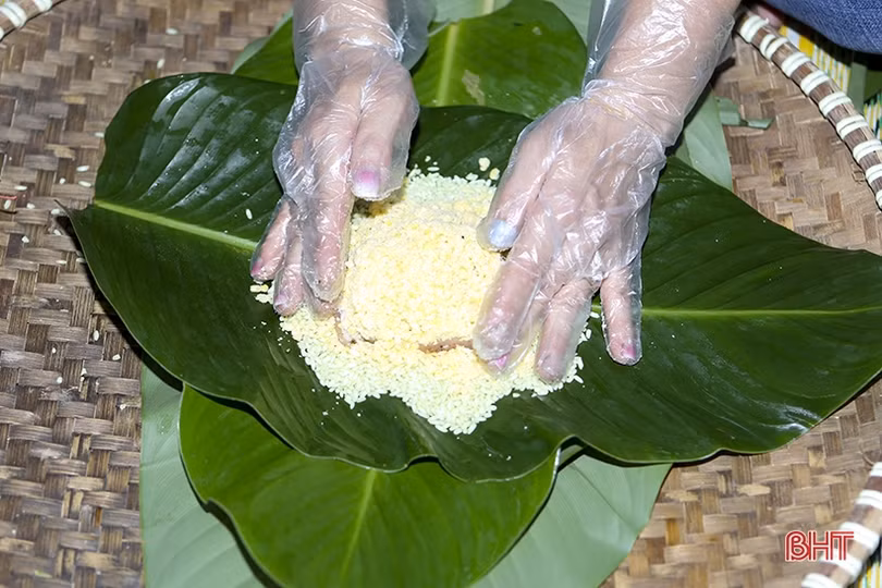 Chị em thị xã Hồng Lĩnh thi gói bánh chưng dâng Quốc Tổ Hùng Vương