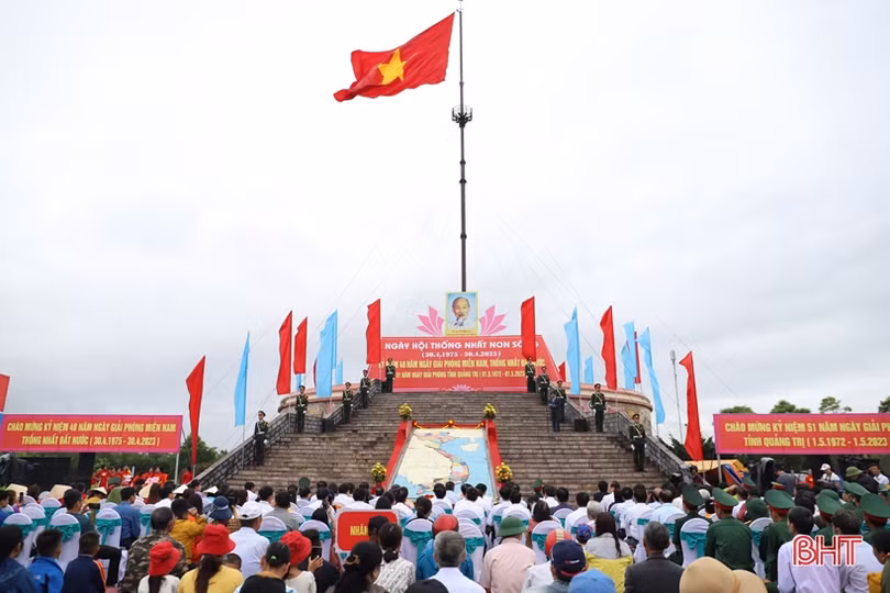Thiêng liêng Lễ thượng cờ Thống nhất non sông