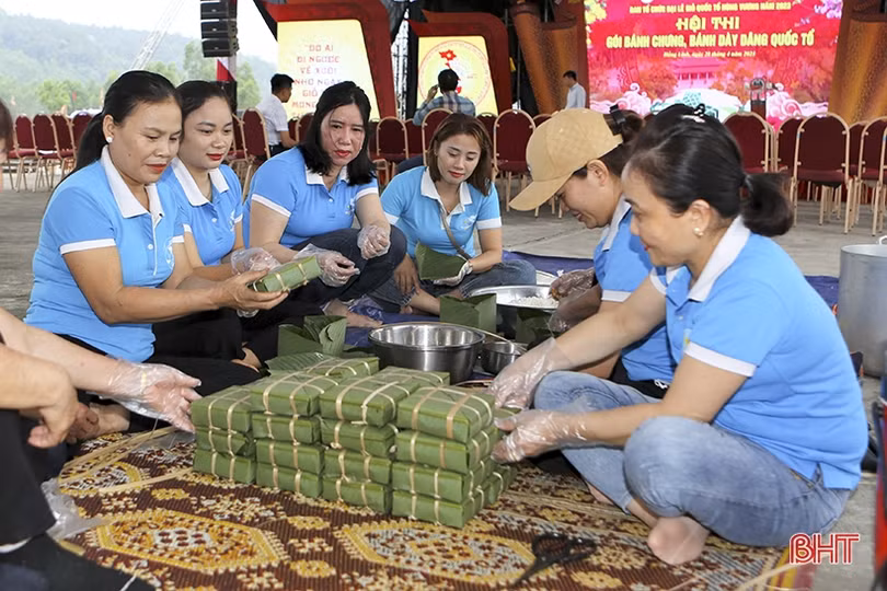 Chị em thị xã Hồng Lĩnh thi gói bánh chưng dâng Quốc Tổ Hùng Vương