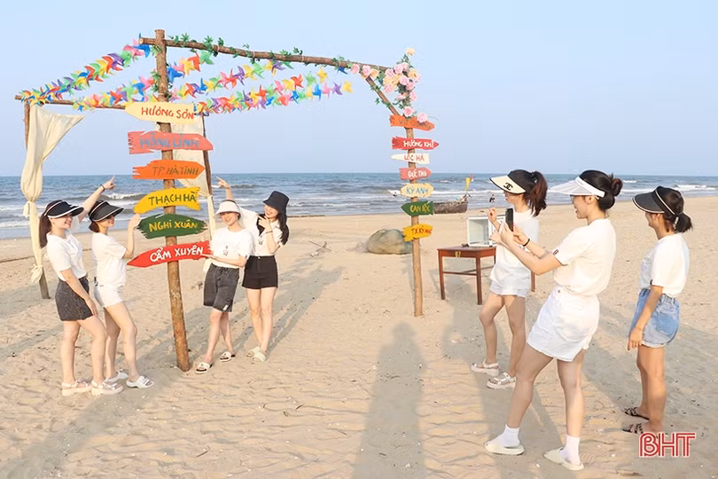 Nhiều điểm check-in đẹp mắt tại bãi biển Thạch Hải