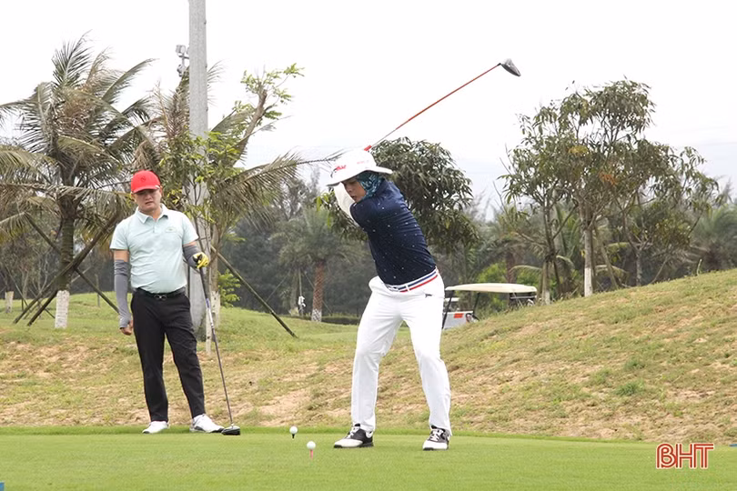 Gần 80 golfer tranh tài tại giải golf chào mừng lễ hội du lịch biển