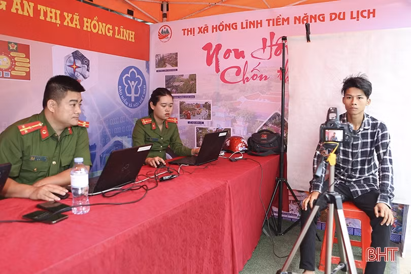 “Chuyển đổi số” cho công dân tại lễ hội Giỗ Quốc Tổ Hùng Vương