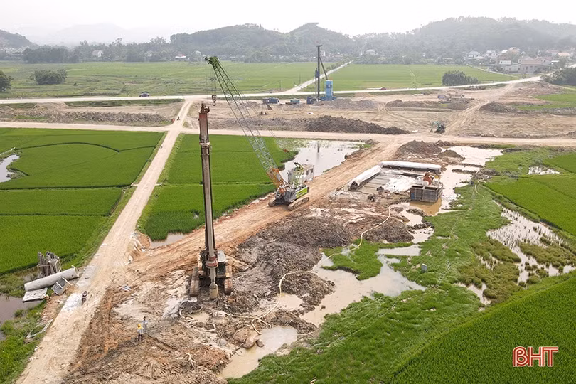 Nhộn nhịp trên công trường cao tốc Bắc - Nam qua Hà Tĩnh