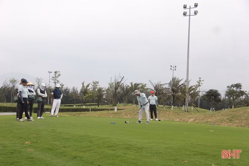 Gần 80 golfer tranh tài tại giải golf chào mừng lễ hội du lịch biển