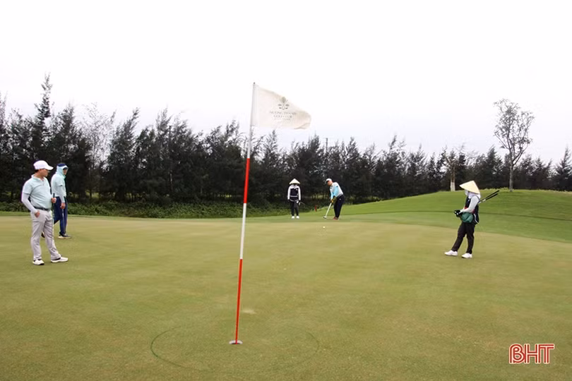 Gần 80 golfer tranh tài tại giải golf chào mừng lễ hội du lịch biển