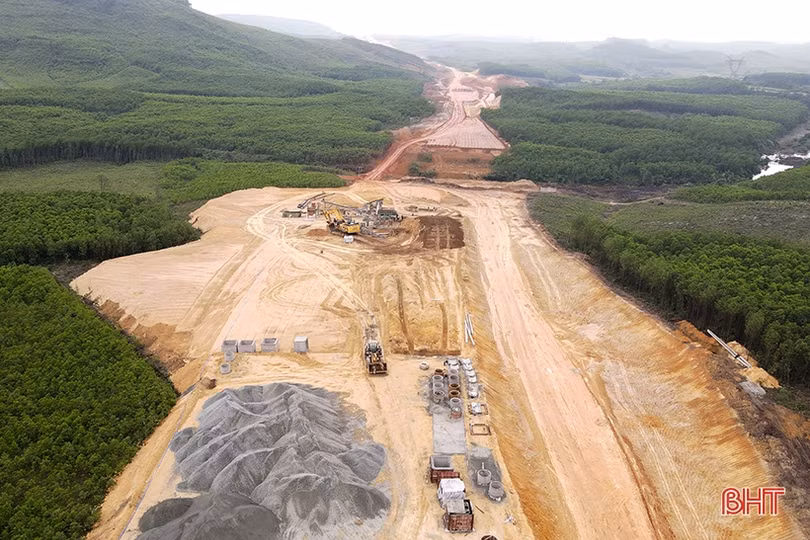 Nhộn nhịp trên công trường cao tốc Bắc - Nam qua Hà Tĩnh
