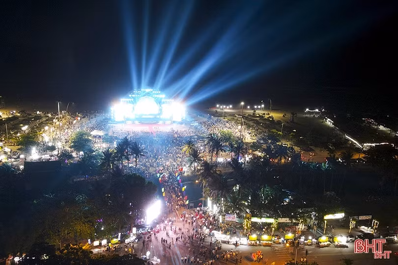 Du lịch biển Hà Tĩnh hút khách ngay đầu hè