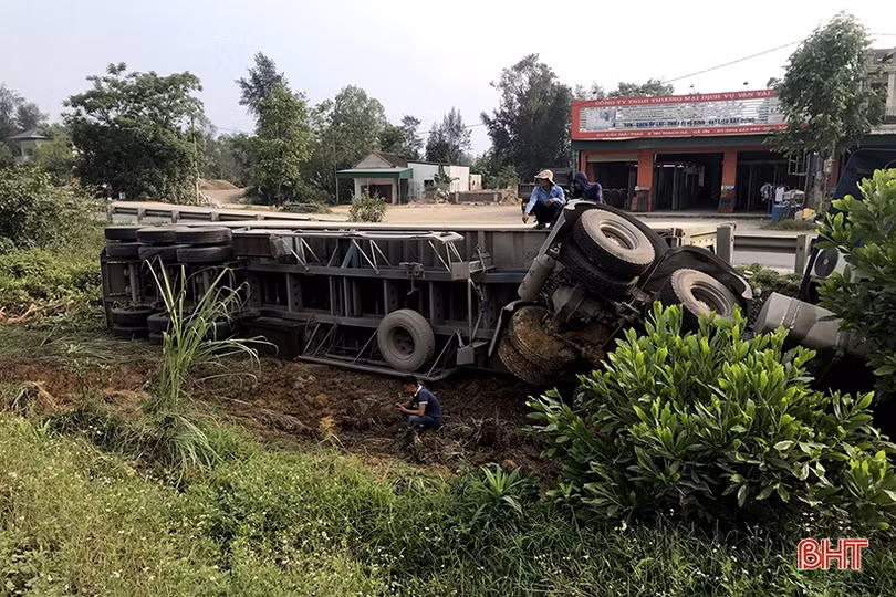 Xe container lật nghiêng bên quốc lộ 1, đoạn qua Hà Tĩnh