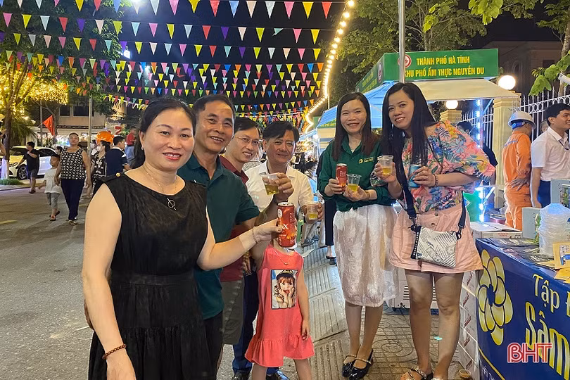 Rất đông người dân đổ về phố chuyên doanh ẩm thực Nguyễn Du