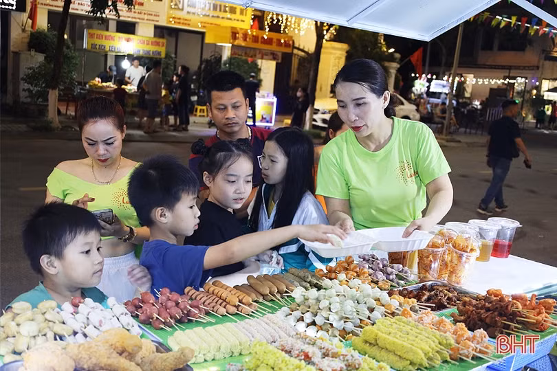 Rất đông người dân đổ về phố chuyên doanh ẩm thực Nguyễn Du