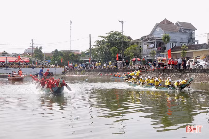 Đua thuyền truyền thống trên sông Cụt