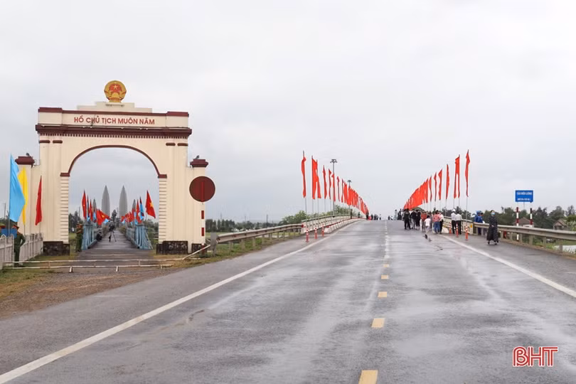 Thiêng liêng Lễ thượng cờ Thống nhất non sông