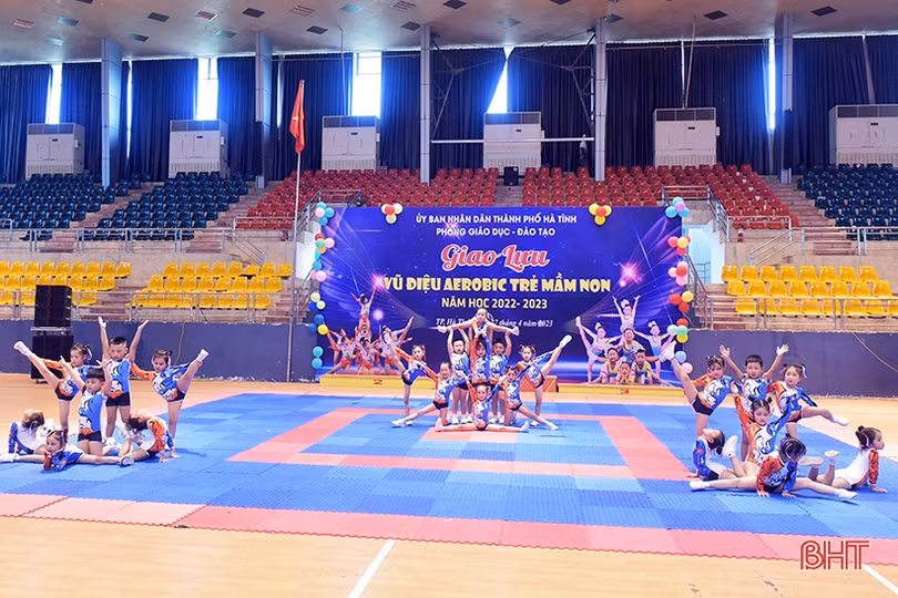 Trẻ mầm non Hà Tĩnh đáng yêu trong bài nhảy aerobic