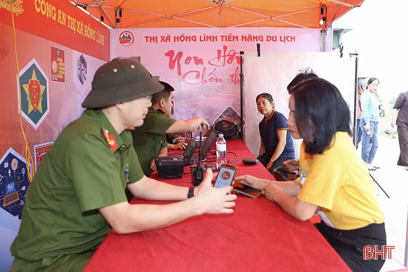 “Chuyển đổi số” cho công dân tại lễ hội Giỗ Quốc Tổ Hùng Vương