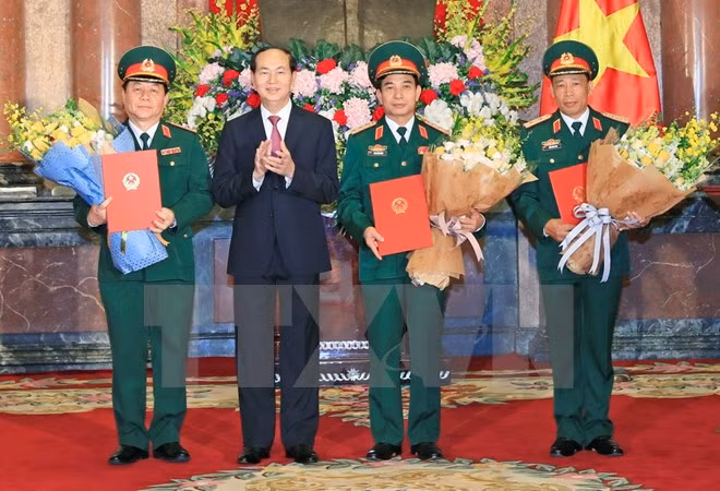 chu tich nuoc trao quyet dinh thang quan ham cho cac sy quan cap cao