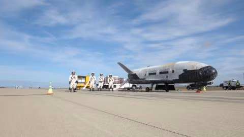 x 37b lan dau tien duoc phong bang falcon 9