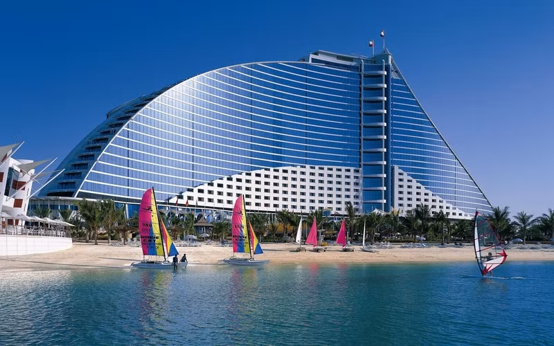 nhung dieu khien abu dhabi tuyet hon dubai trong mat du khach