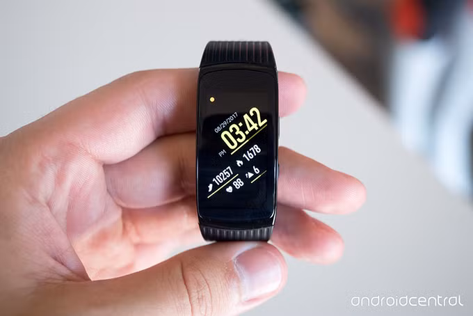 samsung ra vong deo thong minh gear fit 2 pro