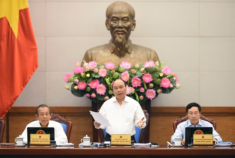 Thủ tướng Nguyễn Xuân Phúc chủ trì phiên họp Chính phủ thường kỳ tháng 8/2017. Ảnh: VGP/Quang Hiếu thu tuong chua de cap viec tang cac loai thue phi