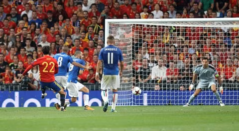 isco lap cu dup tay ban nha ngat chuoi bat bai cua italia