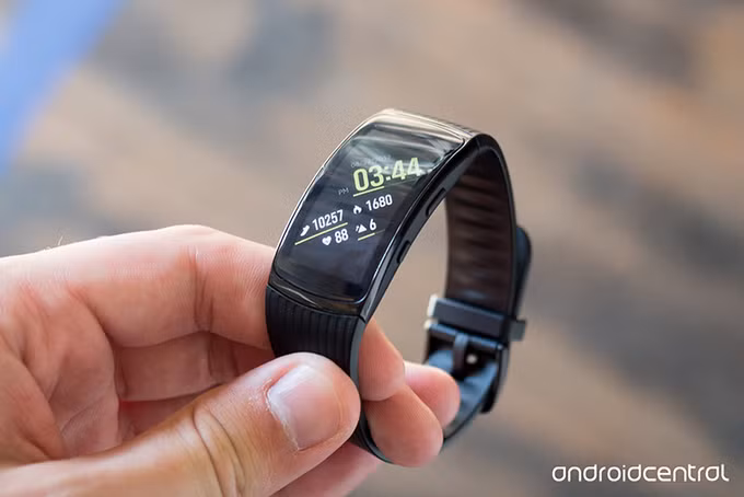 samsung ra vong deo thong minh gear fit 2 pro