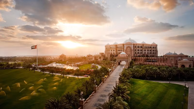 nhung dieu khien abu dhabi tuyet hon dubai trong mat du khach