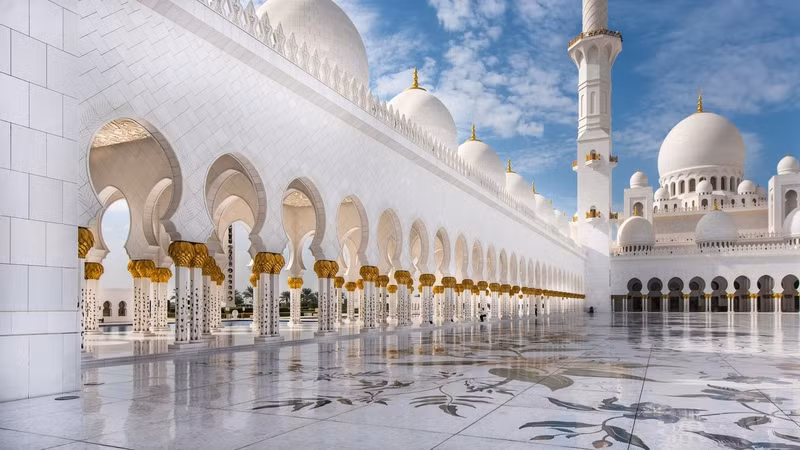 nhung dieu khien abu dhabi tuyet hon dubai trong mat du khach