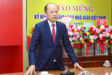 Phó Bí thư Thường trực Tỉnh ủy Nguyễn Hồng Lĩnh chúc mừng Ngày Nhà giáo Việt Nam