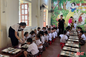 Những cô nuôi tận tụy ở trường bán trú