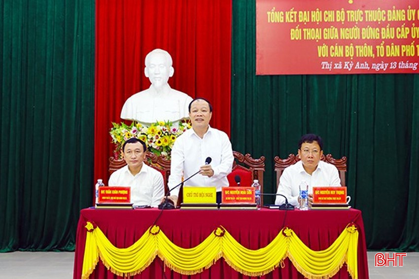 Bí thư Thị uỷ Kỳ Anh Nguyễn Hoài Sơn, Phó Bí thư Thường trực Thị uỷ Nguyễn Huy Trọng và Phó Chủ tịch UBND thị xã Trần Xuân Phượng cùng chủ trì hội nghị đối thoại. bqbht_br_ag7a5027.jpg