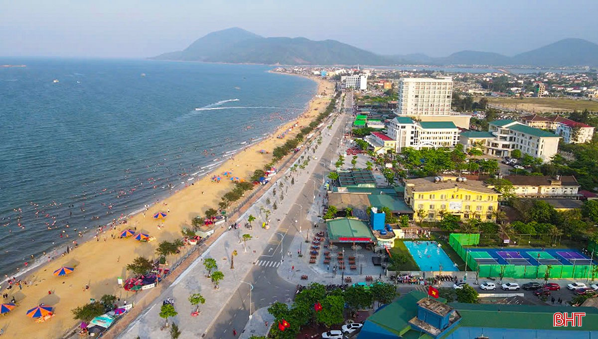 Diện mạo mới của KDL Thiên Cầm sau khi được giải phóng dãy ki-ốt ven biển và quy hoạch xây dựng lại nhiều hạng mục hạ tầng. bqbht_br_a6-1248.jpg