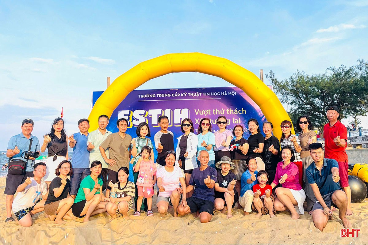 6 tháng đầu năm, hoạt động du lịch sôi nổi tại các khu, điểm du lịch trên toàn tỉnh. Trong ảnh: Du khách tham quan, sử dụng dịch vụ tại các KDL biển Xuân Thành (Nghi Xuân) và Thiên Cầm (Cẩm Xuyên). bqbht_br_a1-3926.jpg