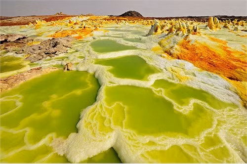 Dallol nằm gần biên giới giữa Eritrea và Ethiopia - một khu vực đã bị đóng cửa cấm người nước ngoài cho tới năm 2001. Thậm chí, ngày nay mọi người vẫn rất lo lắng khi đi du lịch tới địa điểm này bởi sự giao tranh căng thẳng và nạn bắt cóc có thể xảy ra bất cứ lúc nào tại đây.