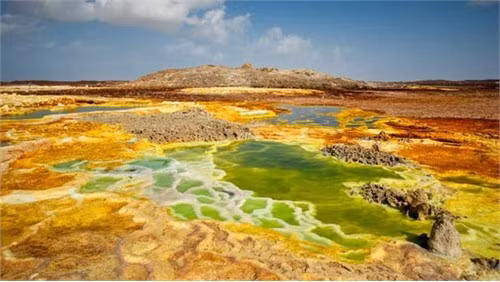 Dallol nằm gần biên giới giữa Eritrea và Ethiopia - một khu vực đã bị đóng cửa cấm người nước ngoài cho tới năm 2001. Thậm chí, ngày nay mọi người vẫn rất lo lắng khi đi du lịch tới địa điểm này bởi sự giao tranh căng thẳng và nạn bắt cóc có thể xảy ra bất cứ lúc nào tại đây.